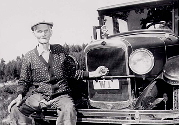 Handlare Hagström framför sin gamla bil