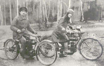 Fotografen Hjalmar Dély med sin fru Anna-Lis med sina Cleveland motorcyklar inköpta 1918. Fru Dély var den första kvinnan i Sverige som körde motorcykel.