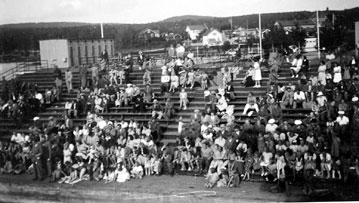 Bild från Kålgårdsbadet, åskådare på läktaren vid simtävlingar 1939
