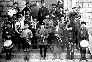 Skolorkestern på västra skolans trapp med ledare Joel Olsson året 1934